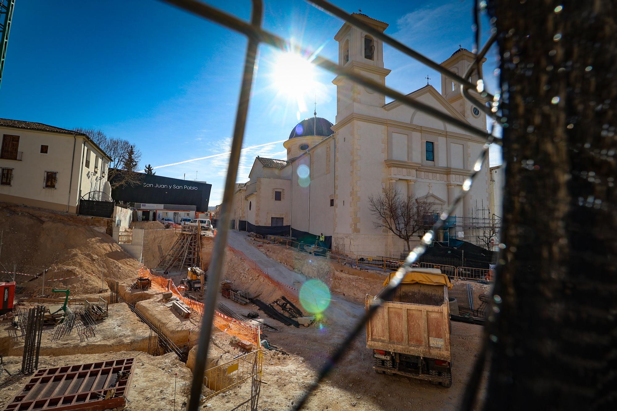 La plaza de la Iglesia de Ibi muestra sus entrañas en sus obras de reforma