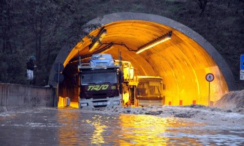 CICL?N GOLPEA ISLA ITALIANA DE CERDE?A