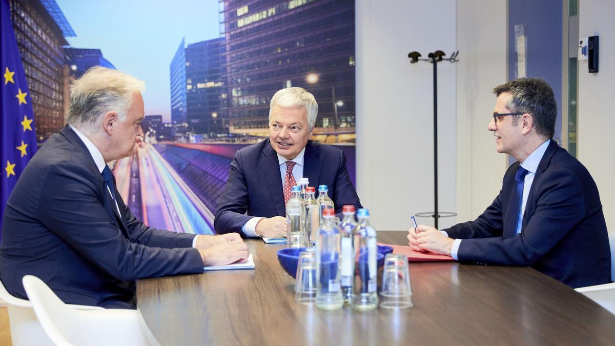 El ministro de la Presidencia y Justicia, Félix Bolaños (d), y el vicesecretario de Acción Institucional del PP, Esteban González Pons (i), durante una de sus reuniones con el comisario europeo de Justicia, Didier Reynders (c).