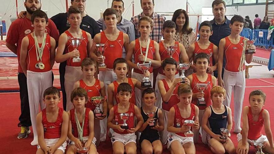 Gimnastas del Grupo Covadonga, tras el último Campeonato de Asturias.