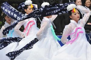 Ballarines coreanes ballen una dansa tradicional al Cementiri Nacional de Seül durant una cerimònia per commemorar l’aniversari del Dia dels Caiguts, en honor als morts a la Guerra de Corea.