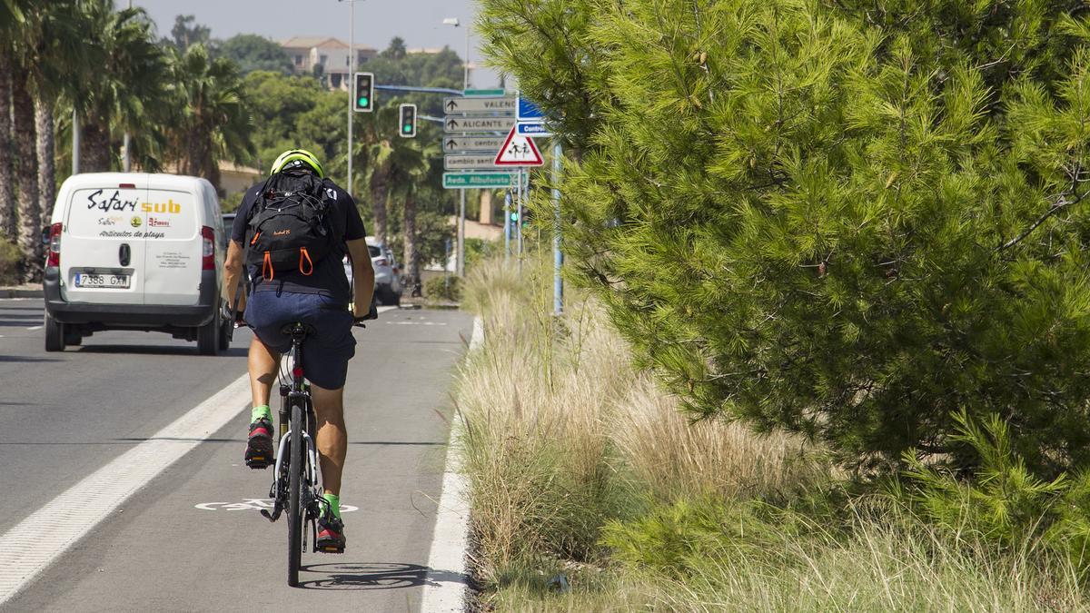 Un ciclista circula por un carril bici en Alicante