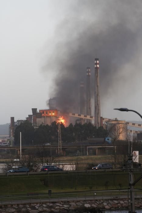 Alarma en Avilés por una gran nube negra en las baterías de Arcelor