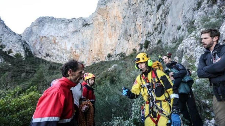 El compañero de la víctima, a la derecha de la imagen, junto al resto de efectivos que participaron en el rescate.