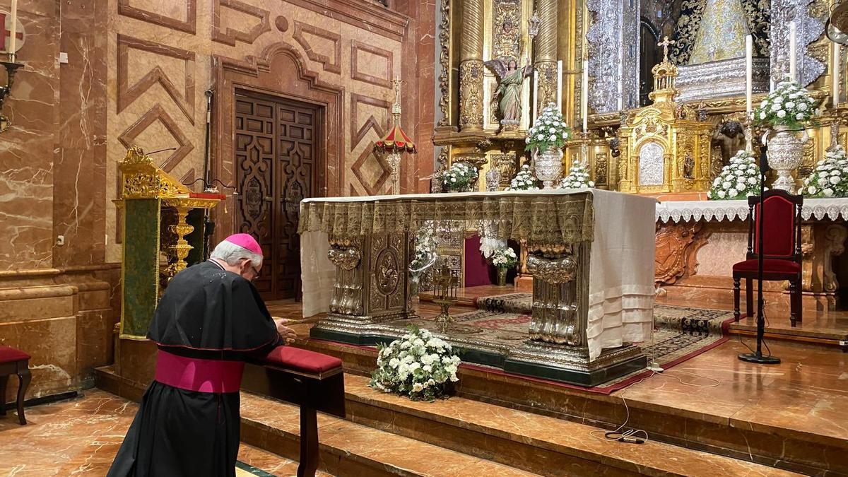 El arzobispo de Sevilla reza este domingo ante la Virgen de la Macarena.