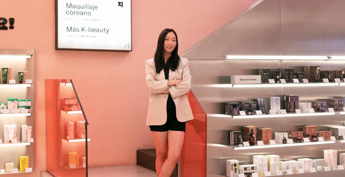 Lilin Yang, cofundadora y consejera delegada de MiiN Cosmetics en una de sus 'flagships'