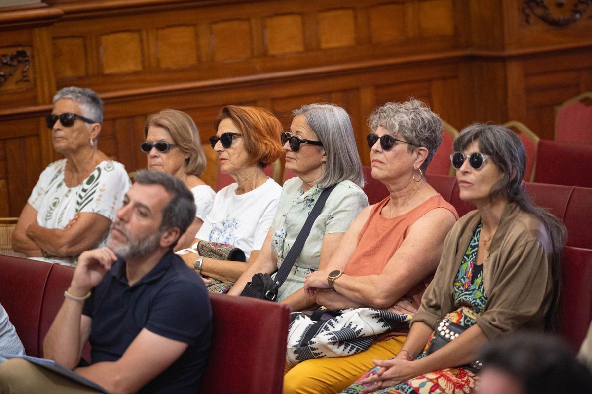 Un grupo de vecinos acude al pleno con gafas oscuras para protestar contra la falta de aparcamientos en Santa Cruz.