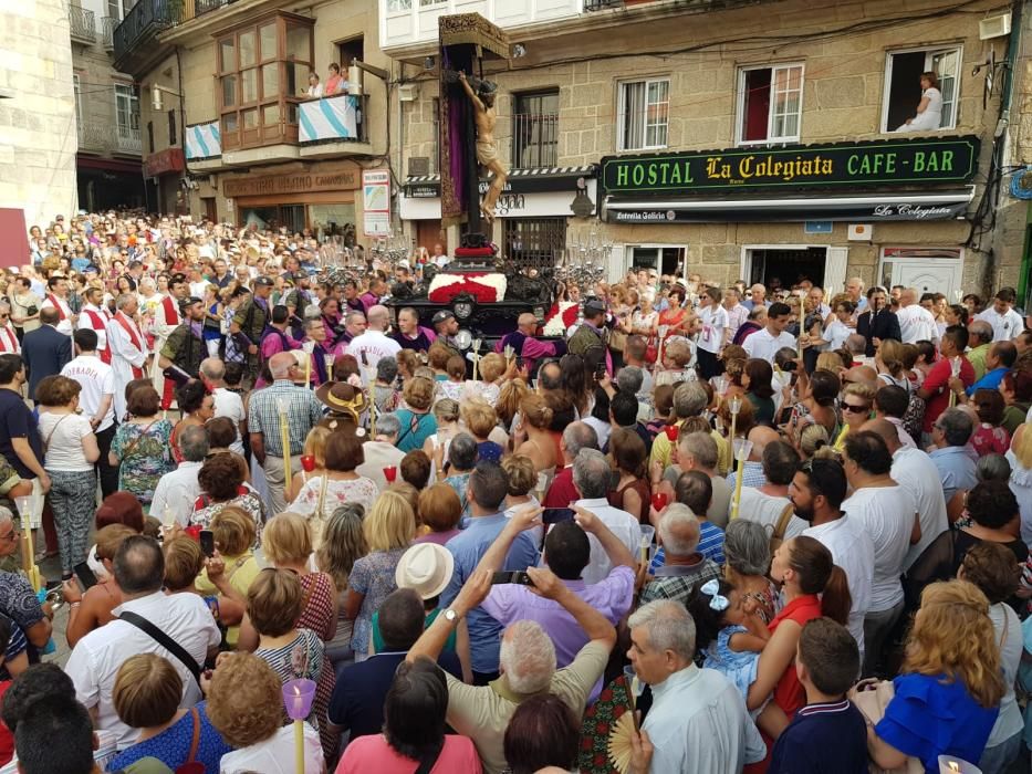 Miles de fieles acompañan a la imagen del nazareno en la tradicional procesión por el centro de la ciudad con principio y final en la Colegiata.