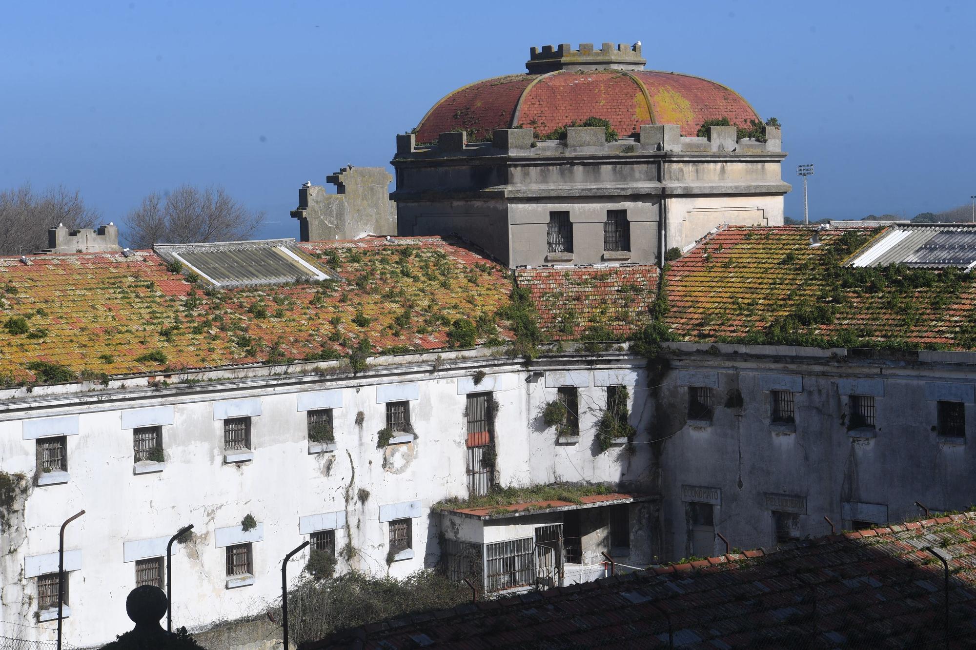 Pintadas, suciedad y abandono en la antigua cárcel provincial de A Coruña