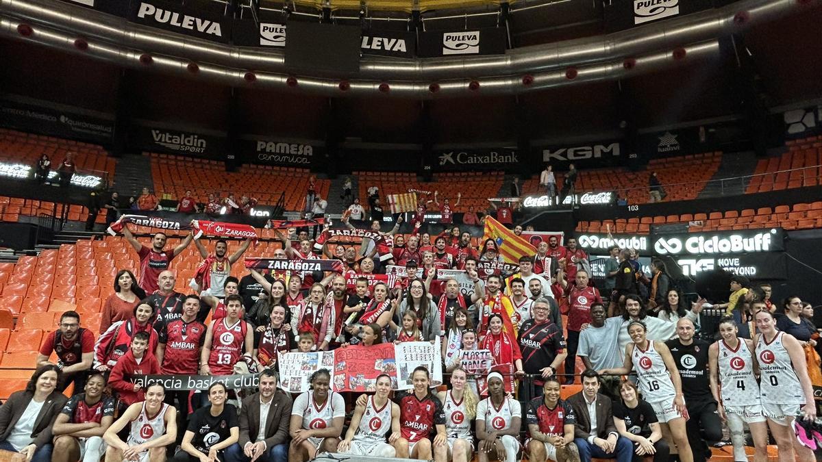 La plantilla del Casademont Zaragoza posa con los aficionados desplazados a Valencia tras el primer partido de la final