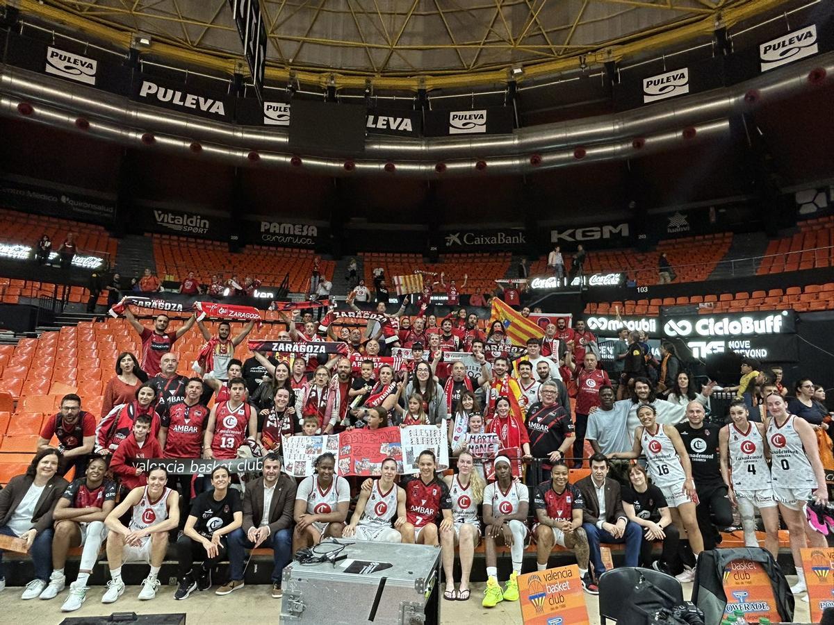 La plantilla del Casademont Zaragoza posa con los aficionados desplazados a Valencia tras el primer partido de la final