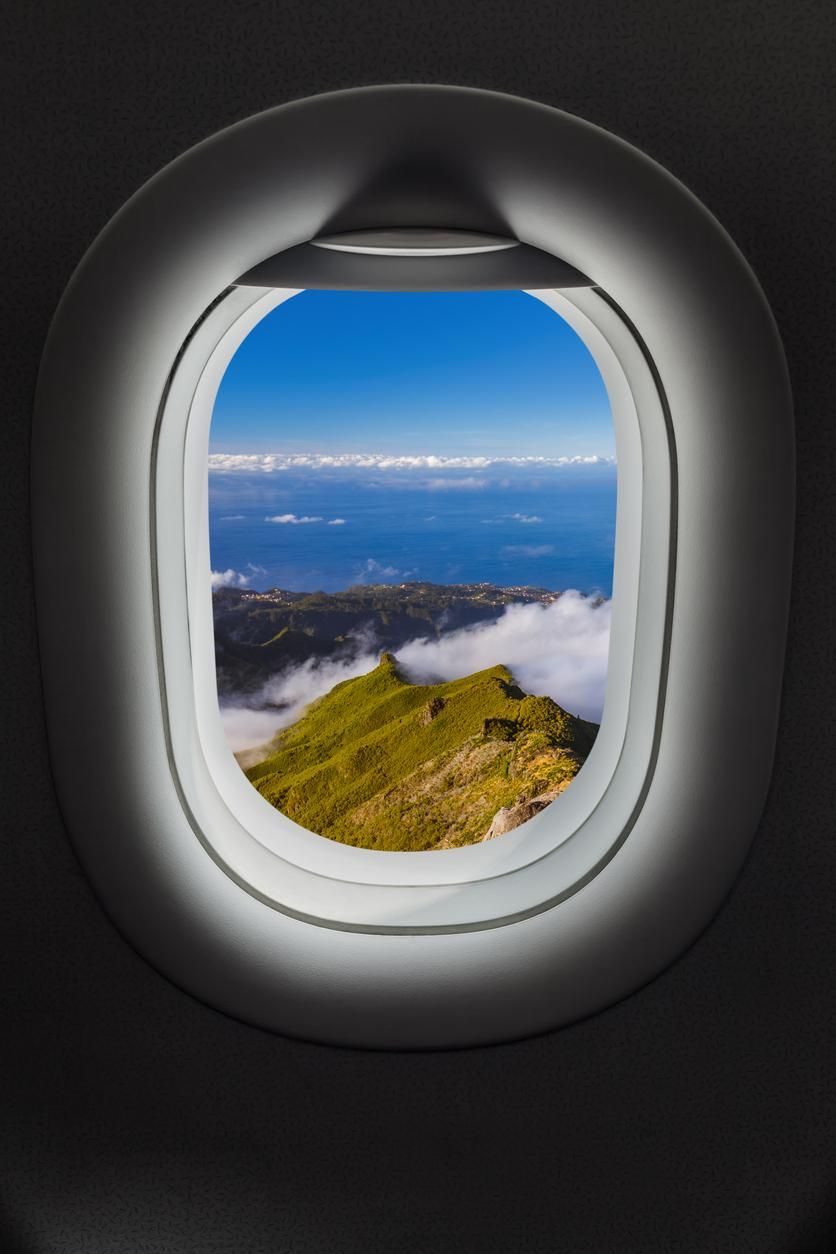 Imagen de las vistas desde una ventanilla de avión.
