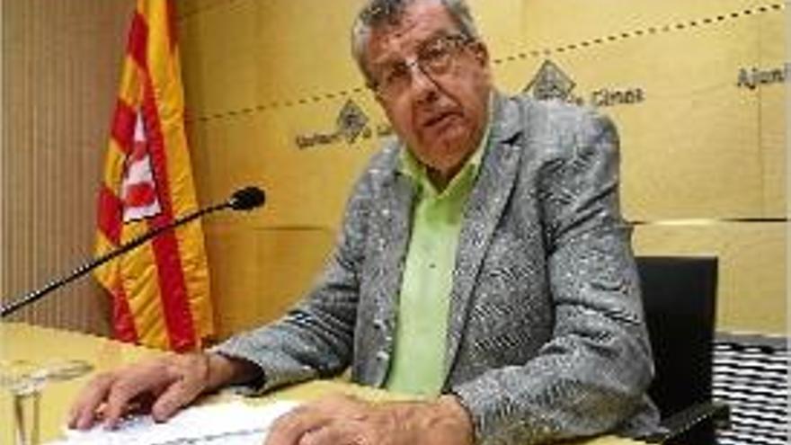 Joan Domènech presenta la nova edició dels Premis Literaris de Girona.