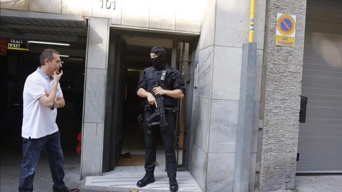 Registro de los Mossos en el número 61 de la calle Bailén, en el marco de una operación contra una red china, este martes.