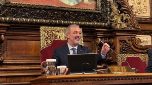 28/02/2025 El alcalde de Barcelona, Jaume Collboni, en el pleno del mes de febrero del Ayuntamiento. El Ayuntamiento de Barcelona ha aprobado este viernes una medida de gobierno para establecer un modelo de ciudad de casales de barrio como espacios comunitarios, con el objetivo de que se conviertan en activos de la política municipal de acción comunitaria y fomentar la participación ciudadana, con un presupuesto que será de 5.850.085 euros anuales. POLITICA