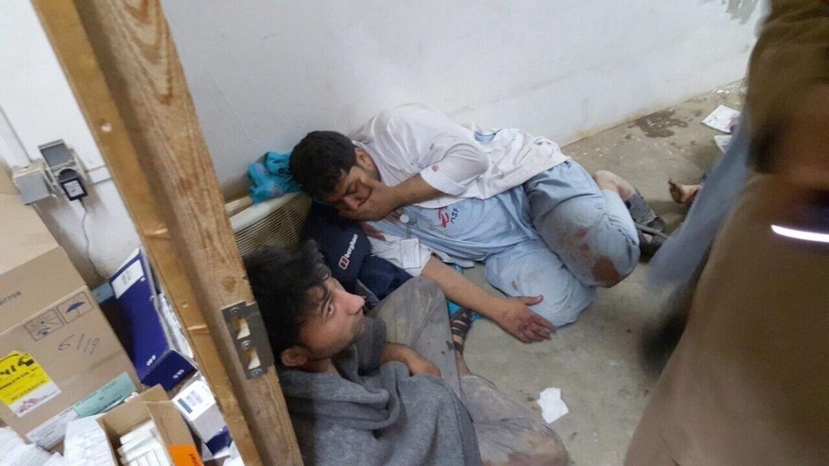 Un trabajador de Médicos sin Fronteras yace en el suelo tras los bombardeos contra el hospital de Kunduz, Afganistán, el 3 de octubre de 2015.