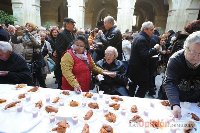 Reparto de boniatos en el Palacio Episcopal por San Fulgencio