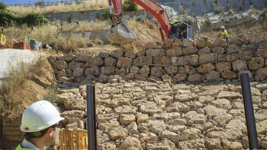 Obreros de Geocisa durante la construcción de la escollera de los cuestos de la Mota.