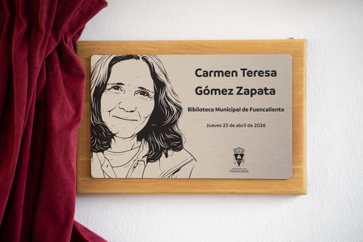 Imagen de la placa que recuerda la figura de la creadora palmera.
