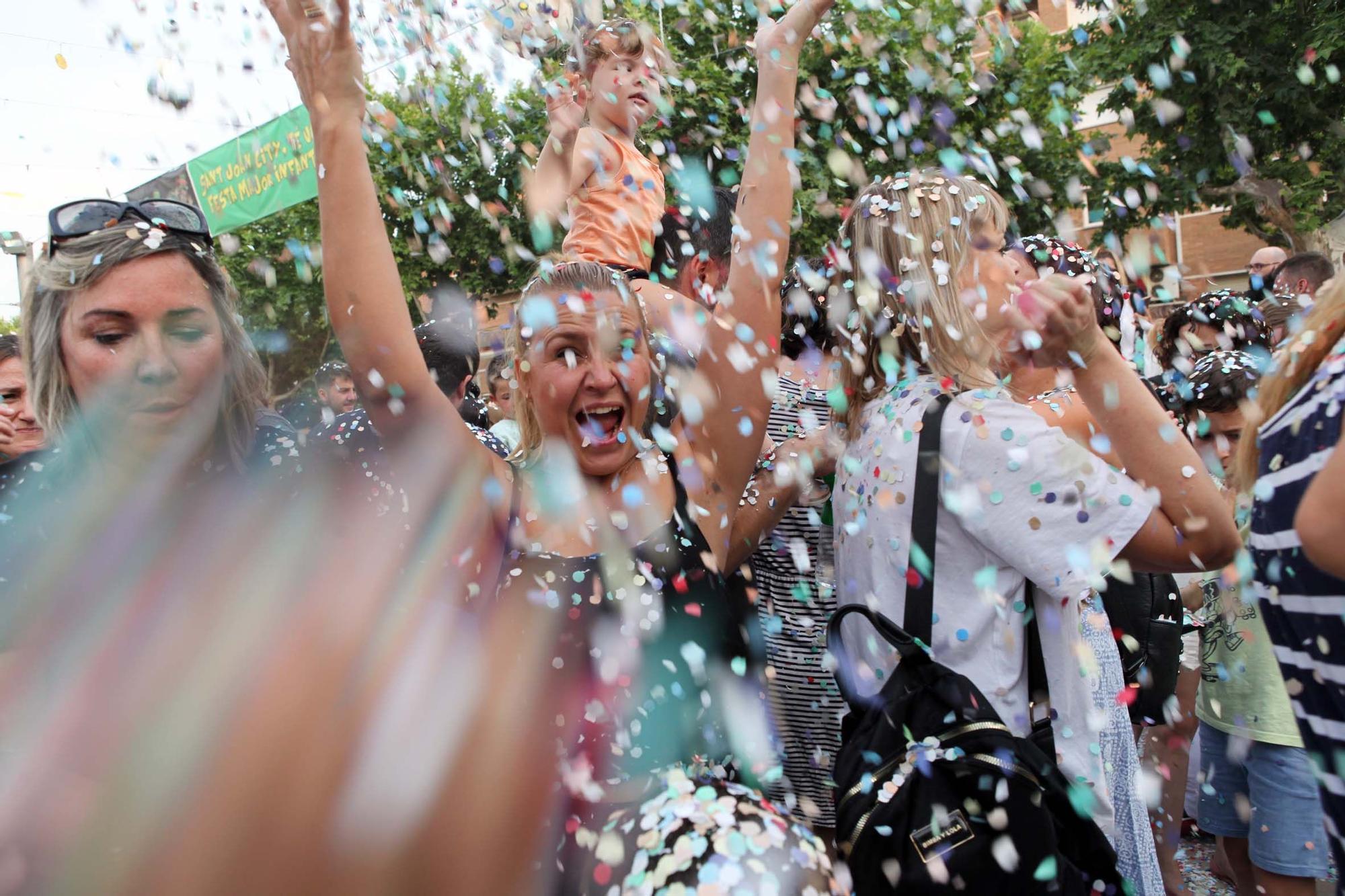 Pluja de confeti a la Festa Major Infantil de Sant Joan de Vilatorrada