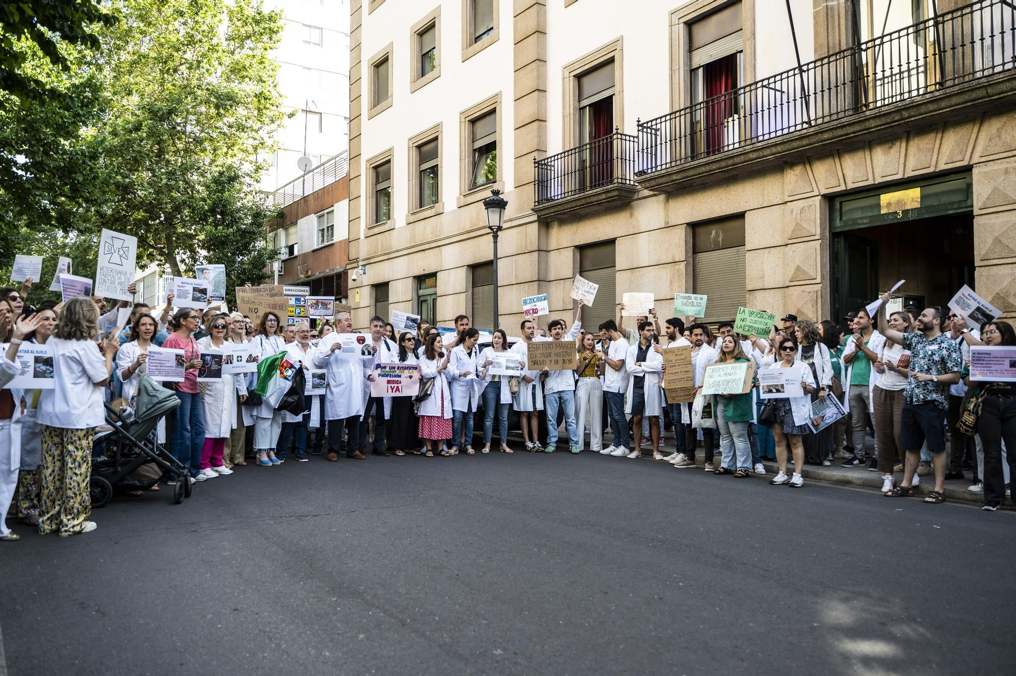 Las imágenes de la protesta de médicos en Cáceres