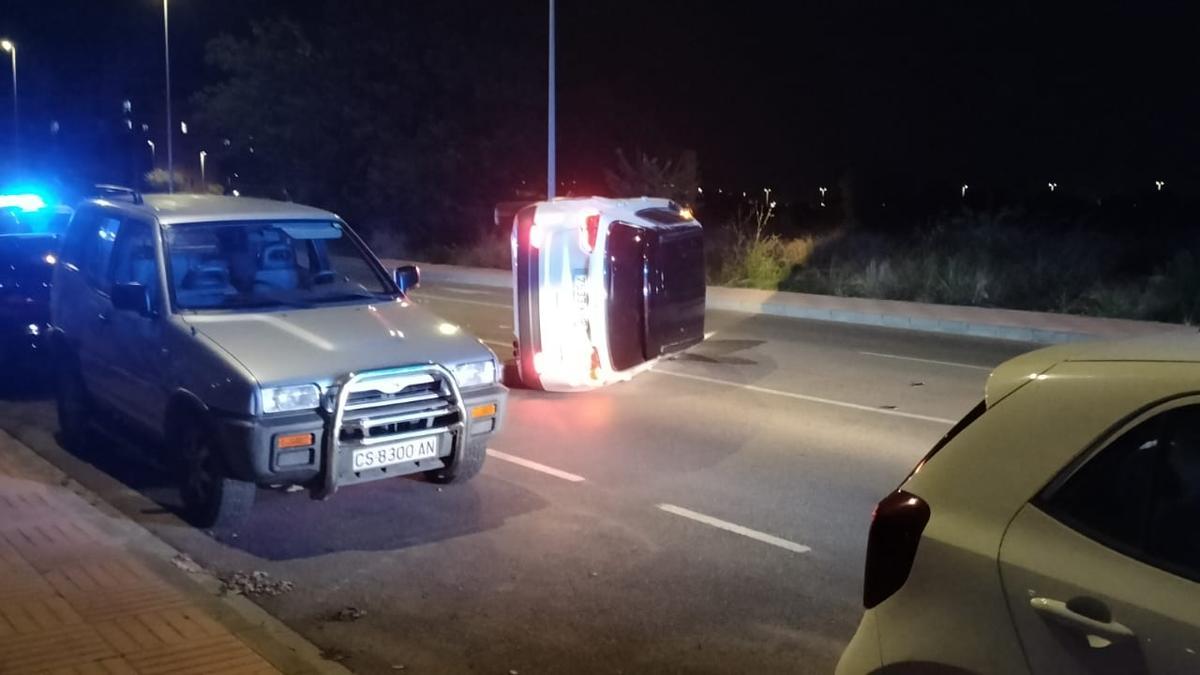 Vídeo: Vuelca un vehículo tras saltarse un Stop en el barrio Sensal de Castelló