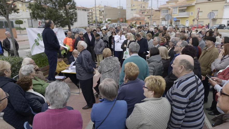 Un momento de la protesta vecinal, que comenzó a las once de la mañana en el paseo de la Rambla de Espinardo. arturo manzaneque