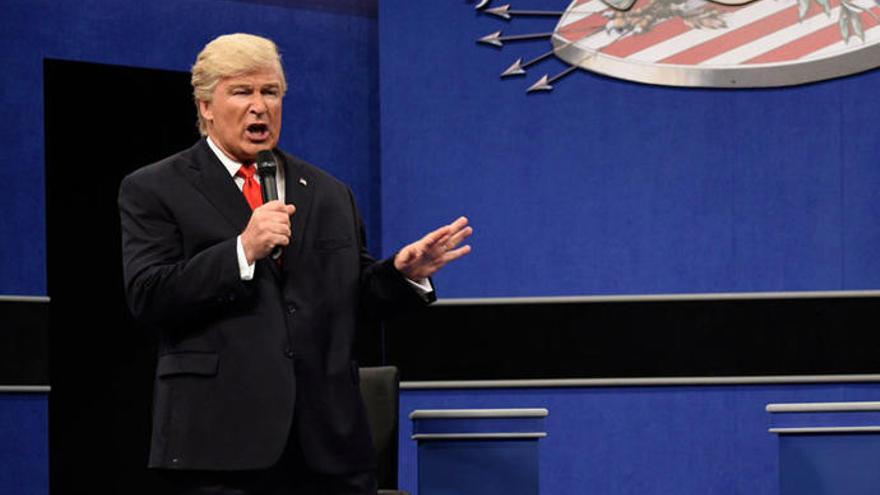 Alec Baldwin, caracterizado como el presidente Donald Trump.