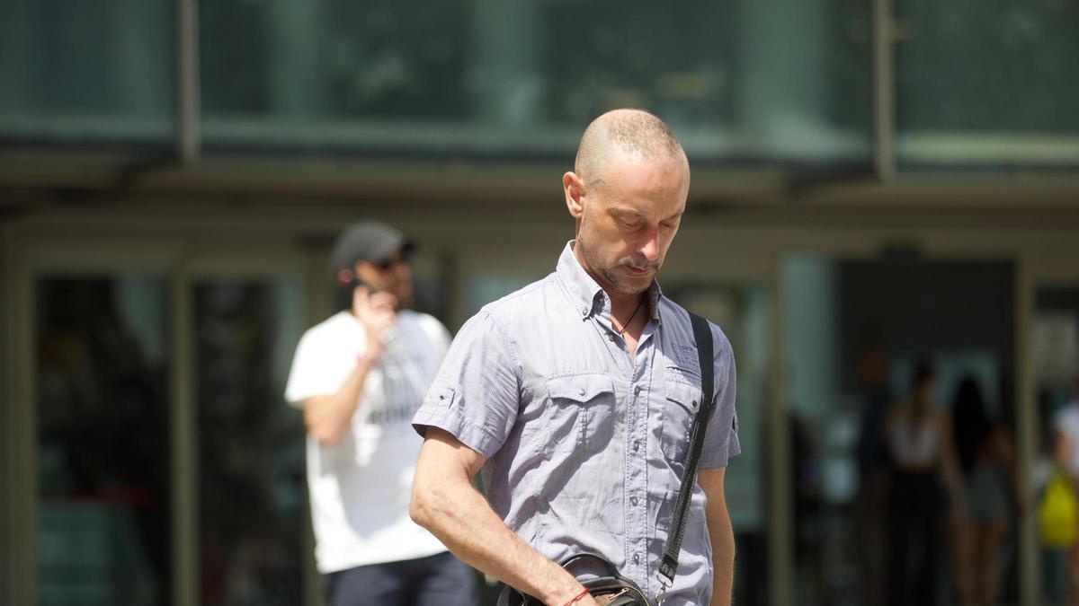 El homicida condenado, saliendo de la Ciudad de la Justicia en València