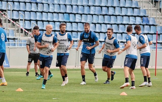 Entrenamiento del CD Tenerife a puerta abierta en el Heliodoro Rodríguez López