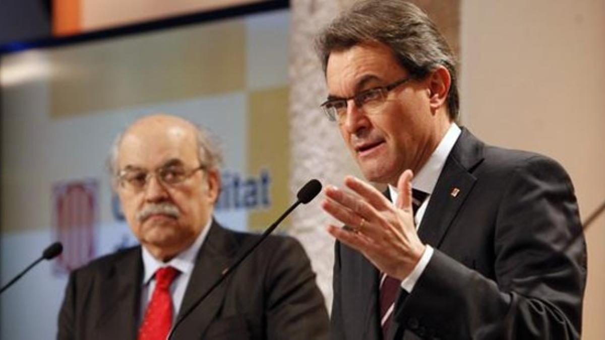 El 'president', Artur Mas, junto al 'conseller' de Economía, Andreu Mas-Colell, este martes en rueda de prensa. JOSEP GARCIA