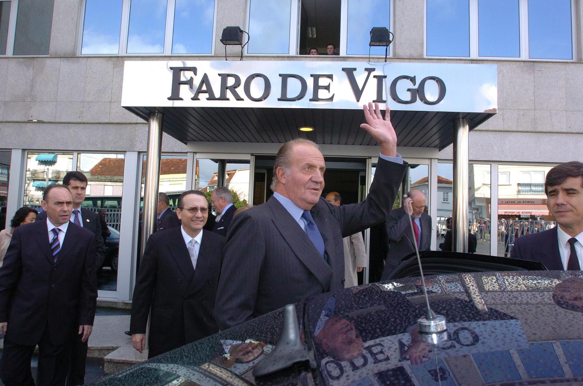Visita del rey emérito a las instalaciones de Faro de Vigo en Chapela con motivo del 150 aniversario del decano Grobas en 2003.jpg