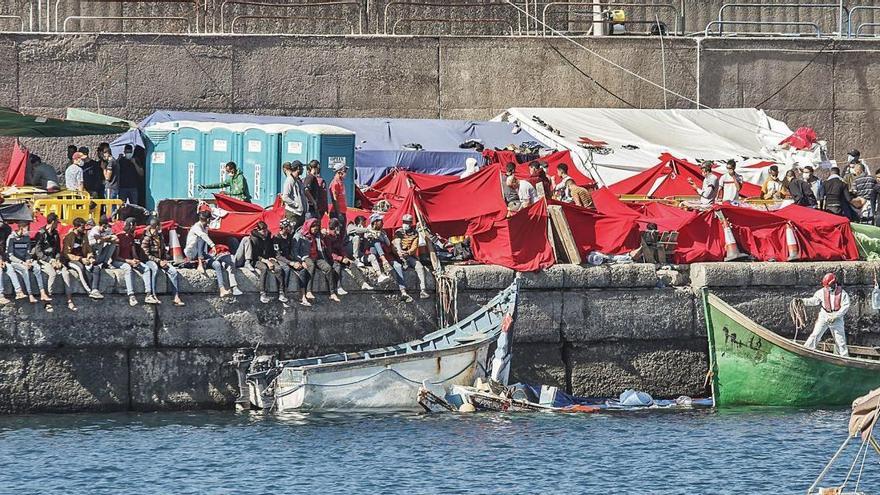 Centenars d&#039;immigrants amuntegats al port de la ciutat canària d&#039;Arguineguín