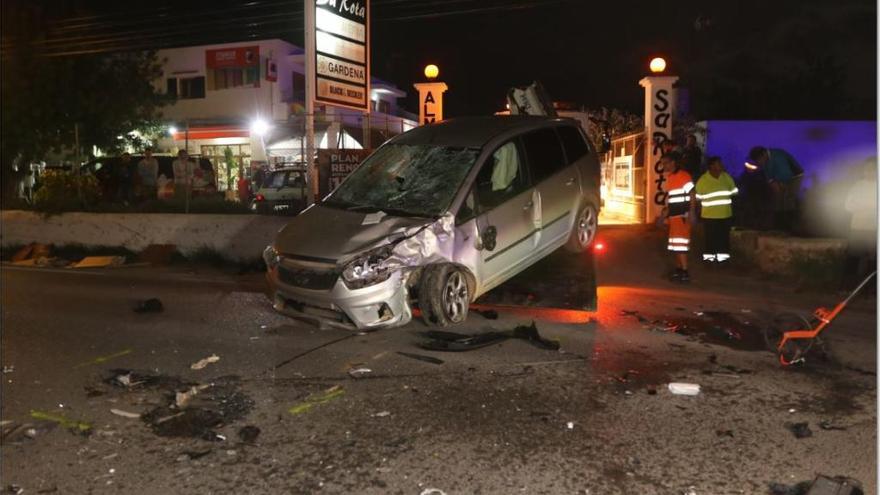 El vehículo con el que chocó el motorista.