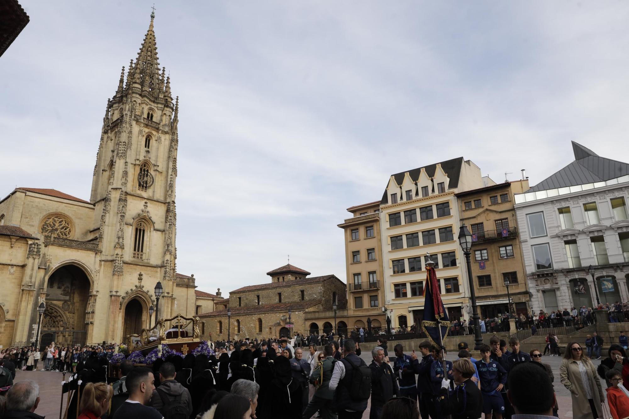 La procesión intergeneracional del Santo Entierro emociona Oviedo