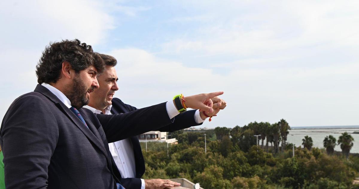 López Miras y el alcalde de San Pedro, Pedro Javier Sánchez, antes de la reunión del Consejo de Gobierno.