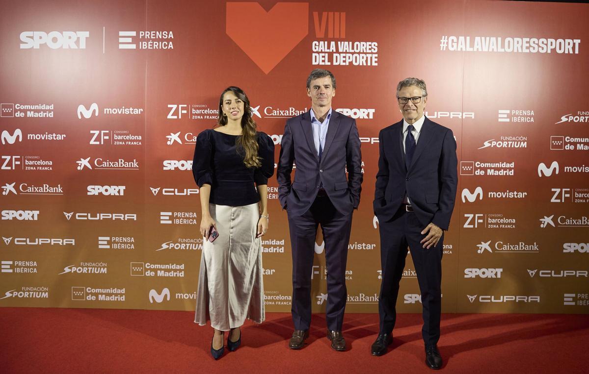 Iulene Servent, subdirectora del Diario Sport, Alfredo Bustillos, director de patrocinios de CAIXABANK y Joan Vehils, director del Diario Sport en la  VIII Gala Valores del Deporte 2025 del Diario Sport