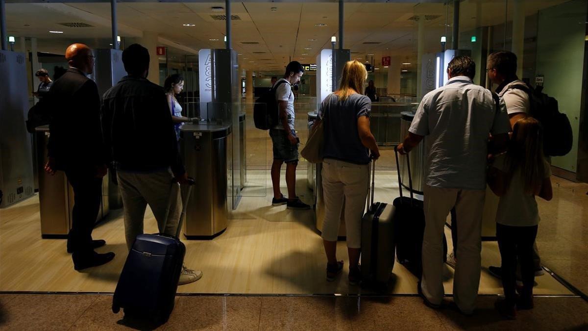 Control de pasaporte en El Prat