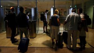 Un control de pasaportes en el aeropuerto de El Prat, en Barcelona.