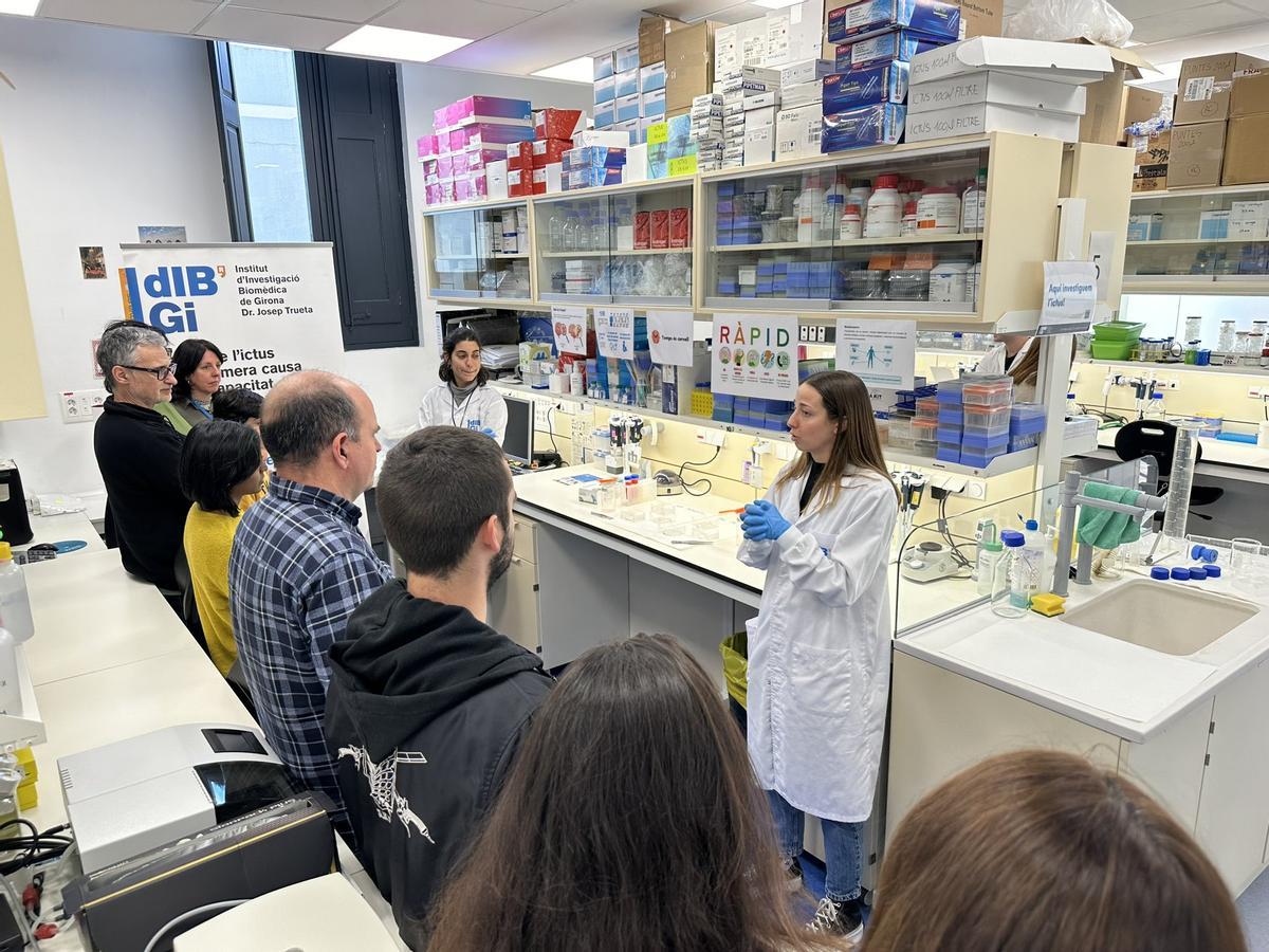 Una investigadora explica un projecte sobre la investigació de l'ictus.