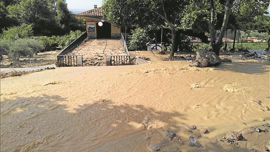 La rotura de una balsa inunda valverde de la vera