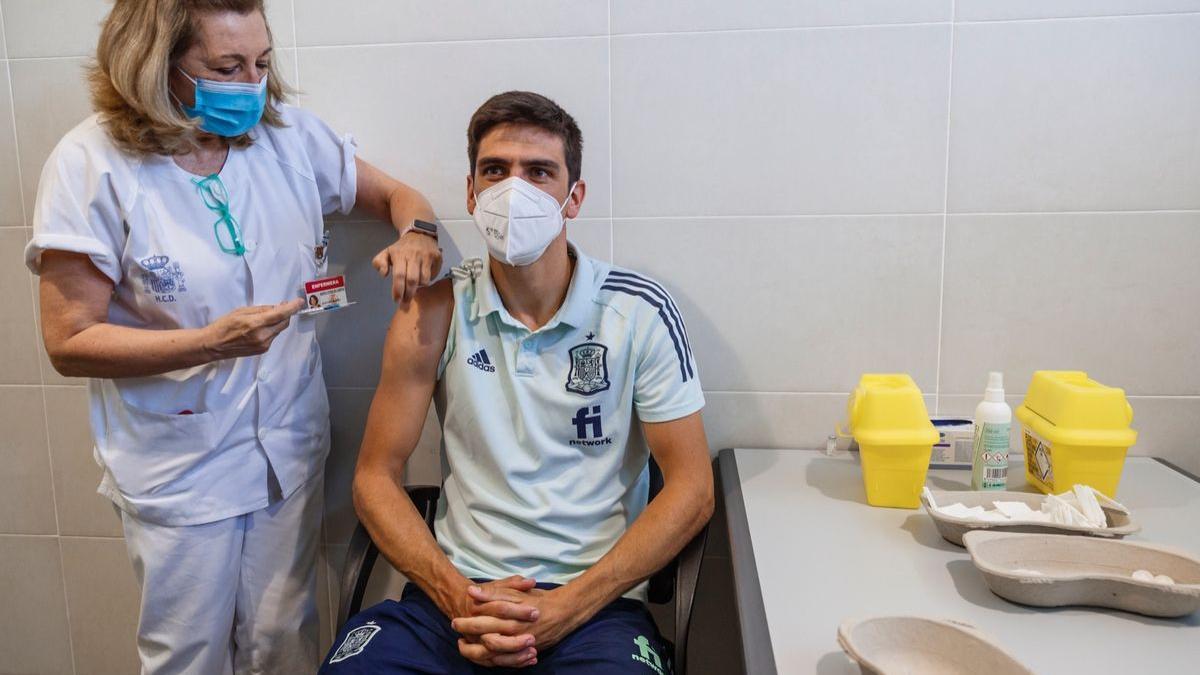 Gerard Moreno recibe la vacuna en Las Rozas.