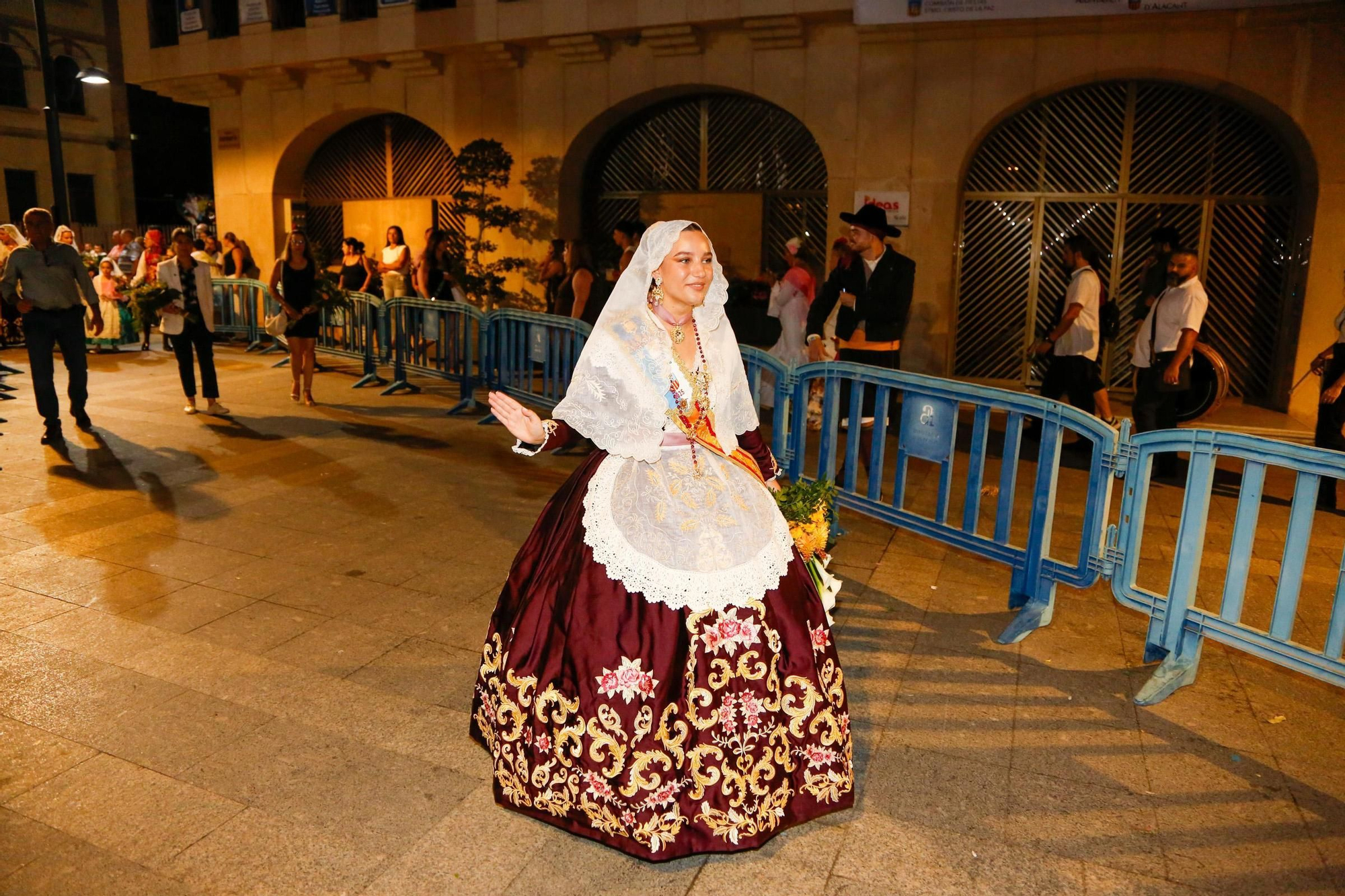 Las mejores imágenes en la Ofrenda al Cristo de la Paz de Sant Joan