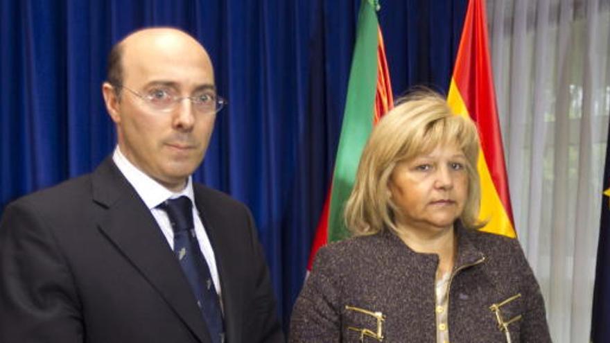 El delegado del Gobierno en Euskadi, Carlos Urquijo, y la presidenta de la AVT, Ángeles Pedraza.