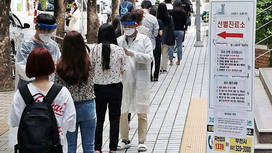 Trabajadores del centro logístico de Bucheon, uno de los focos de los nuevos contagios, se somenten a pruebas de coronavirus.