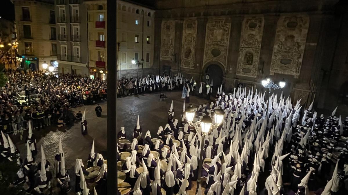 La cofradía del Descendimiento, junto a la iglesia de San Cayetano.