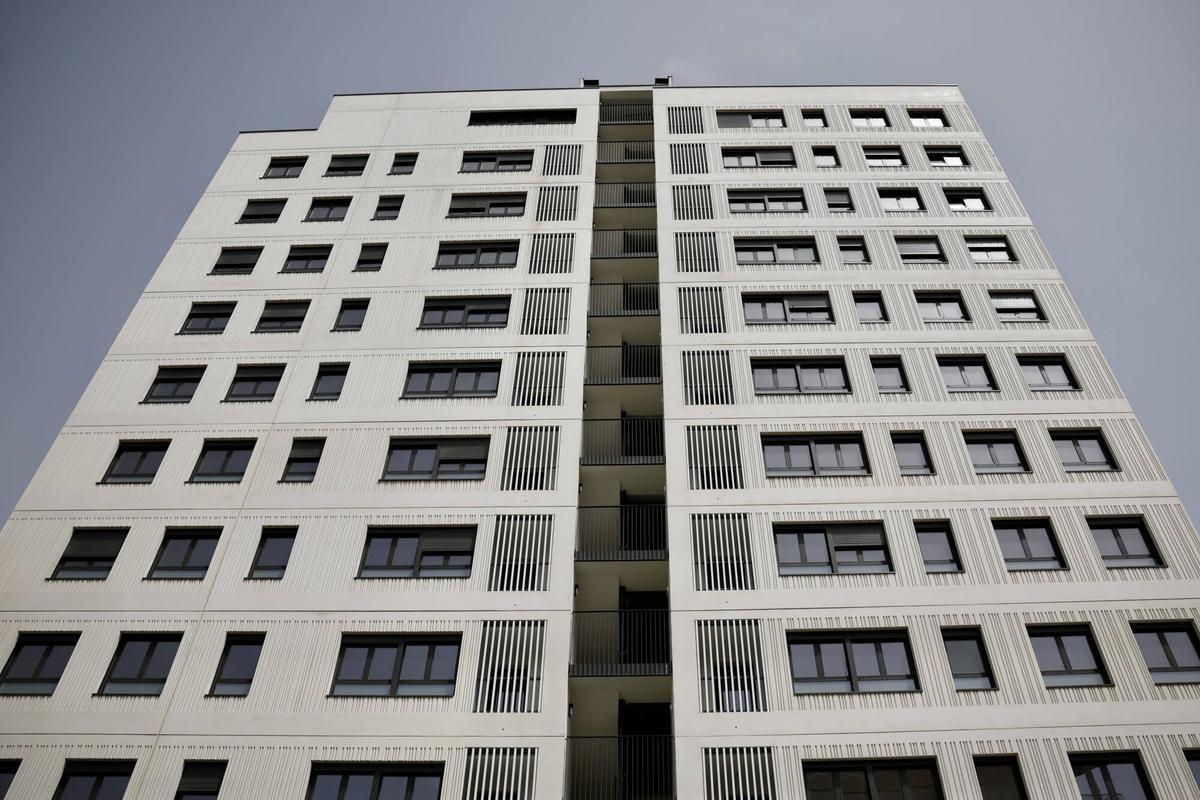 Valencia. La alcaldesa de València, Maria José Catalá, junto a la presidenta del Banco Europeo de Inversiones (BEI), Nadia Calviño, visitan un edificio de viviendas publicas cofinanciadas por el Ayuntamiento de València y el BEI. Calle de las Moreras, 10. VLC