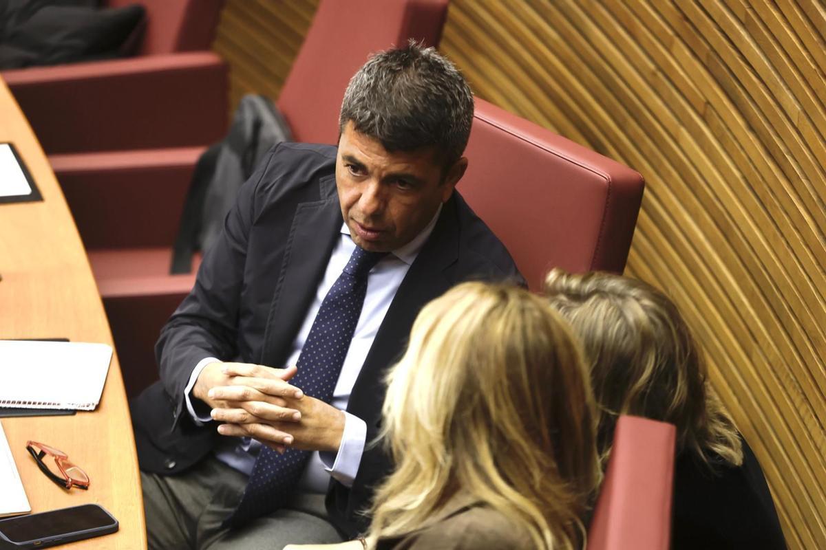 Mazón habla con dos compañeras del Grupo Popular, este miércoles en las Corts /