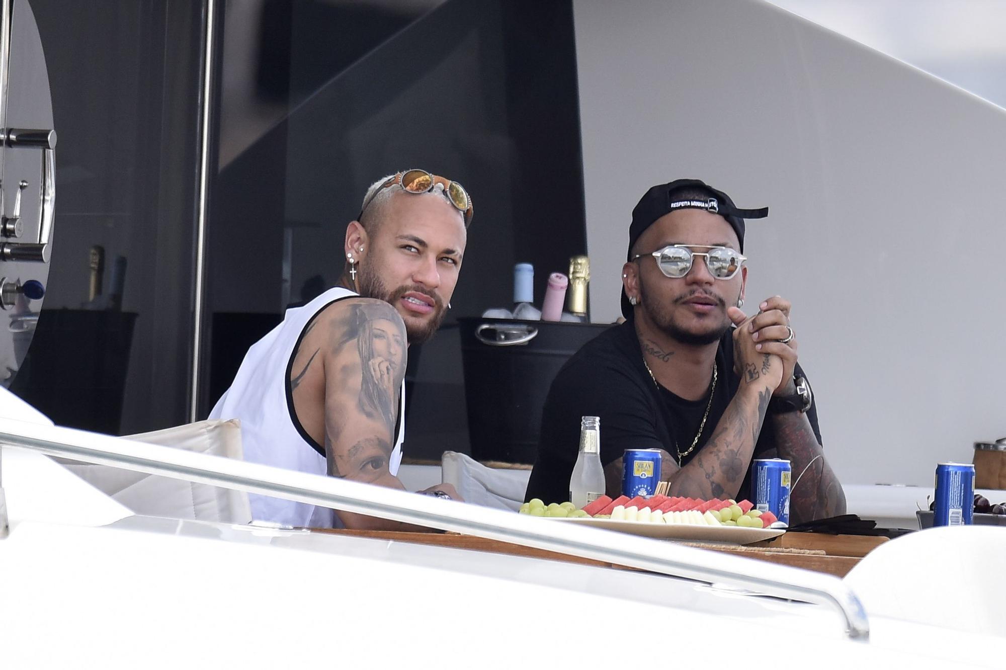 Neymar navega con un grupo de amigos en Ibiza