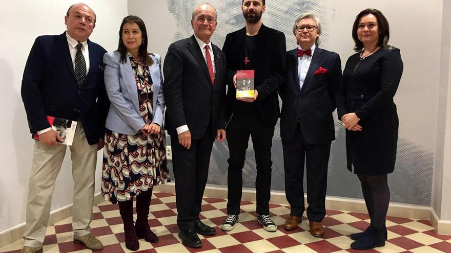 Pranger (con el libro), con Taján, Del Corral, De la Torre y responsables de la Casa Gerald Brenan.